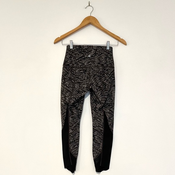 Lululemon Wunder Under Crop Scallop Full-On Luxtreme in Origami Lace Mul… - Picture 6 of 9